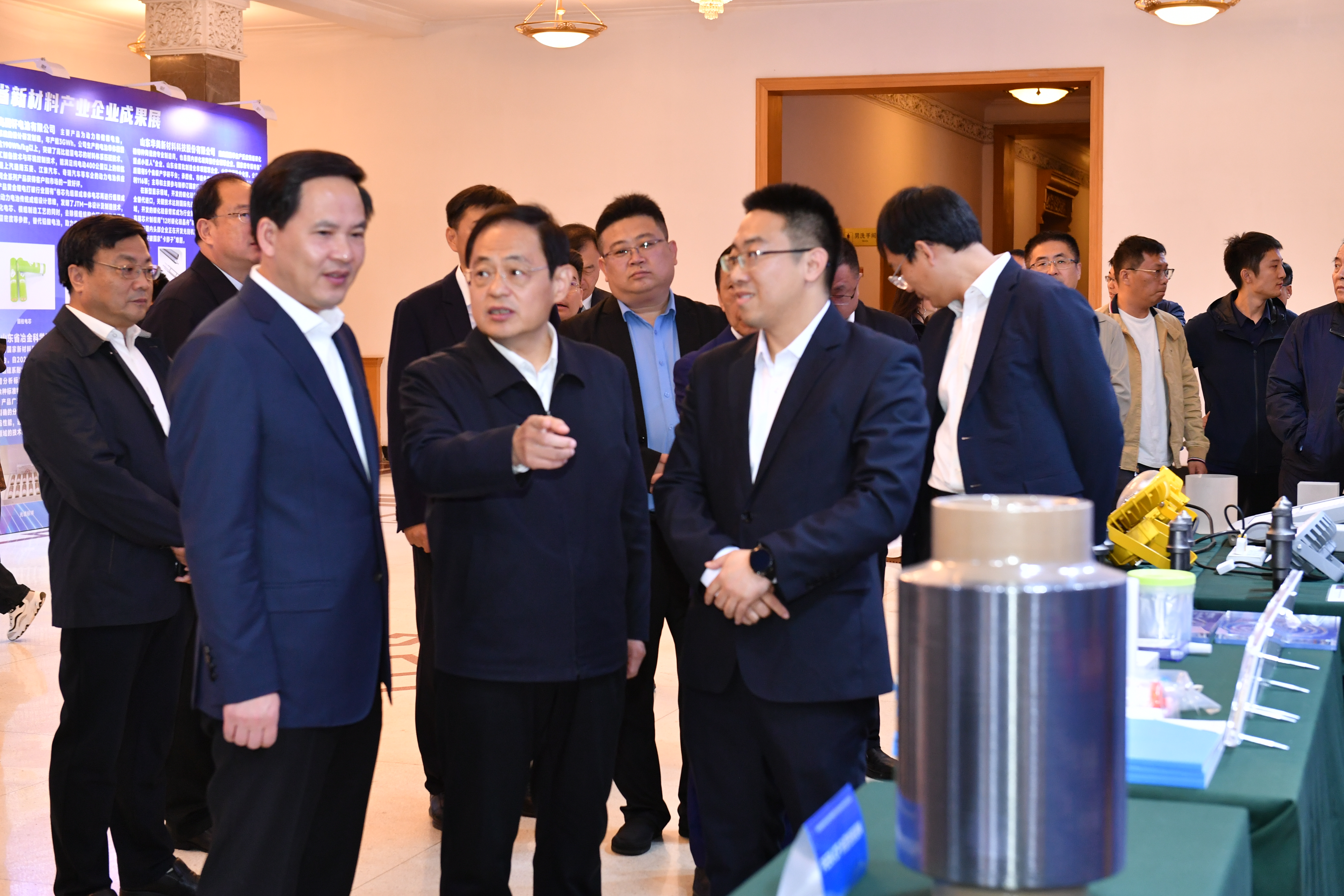 20241021先进质料工业链产学研精准对接和新手艺新产品推介会.jpg